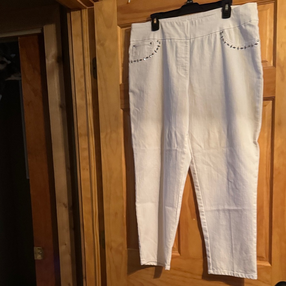 Ruby Rd. White Cropped Jeans with Embellishments